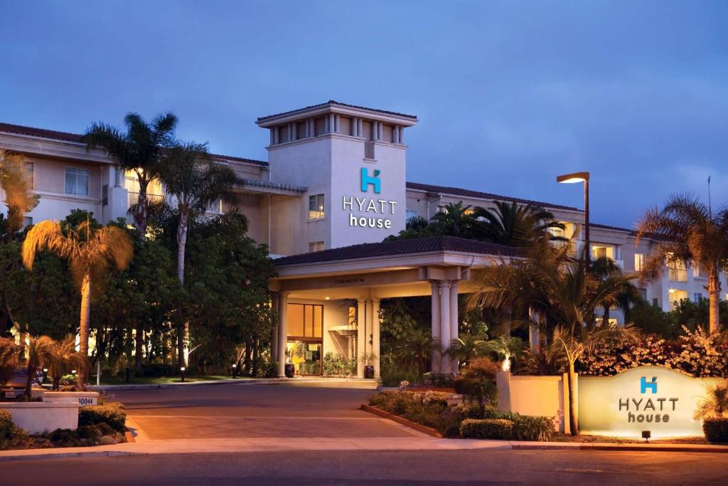 a hotel with a sign that reads hyatt house at Hyatt House San Diego Sorrento Mesa in Sorrento
