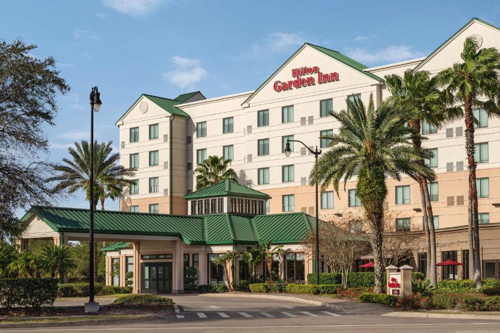 eine Darstellung der Vorderseite eines Hotels in der Unterkunft Hilton Garden Inn Palm Coast Town Center in Palm Coast