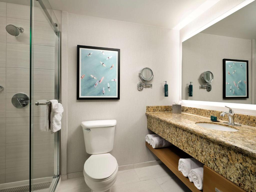 Koupelna v ubytování DoubleTree by Hilton Irvine Spectrum