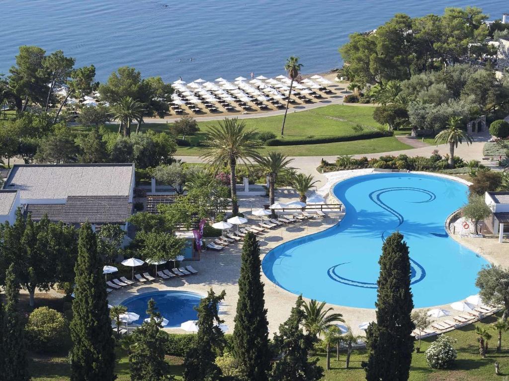 Bazén v ubytování Hydra Beach Resort nebo v jeho okolí