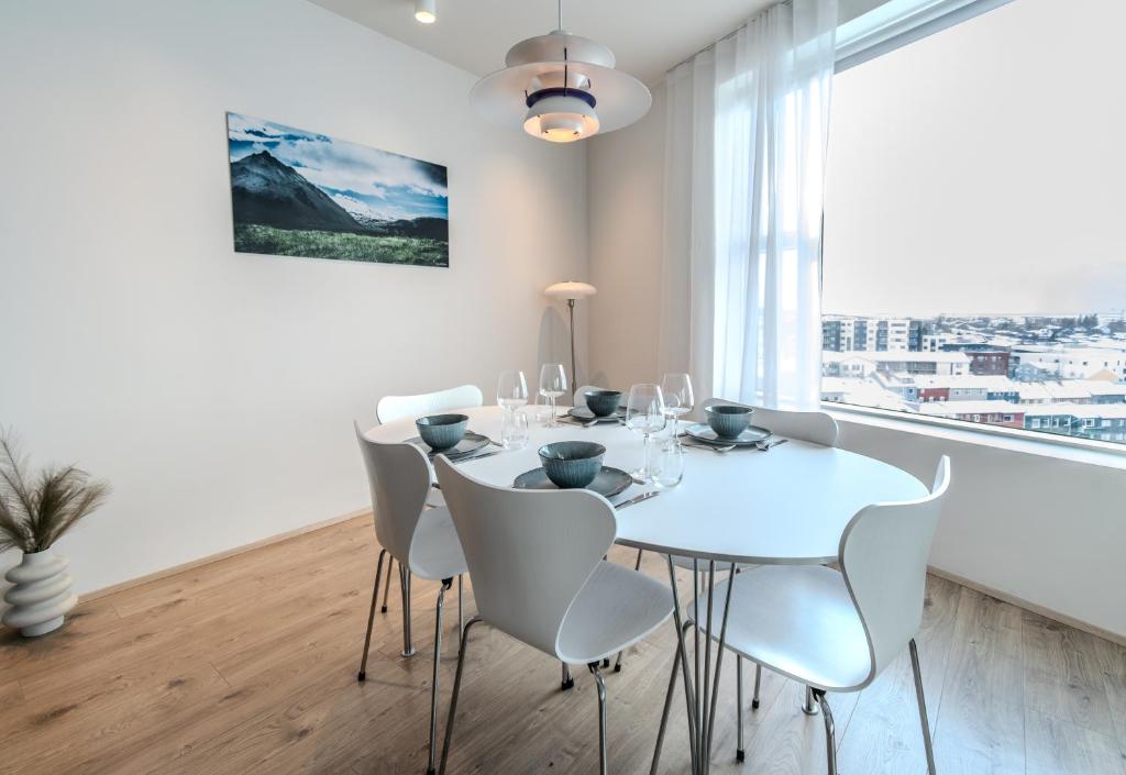 Sif Apartments by Heimaleiga - Deluxe Two-Bedroom Apartment With 2 Bathrooms