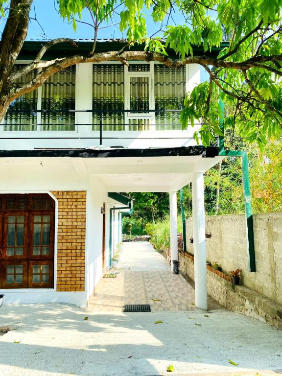 una vista exterior de un edificio con una pasarela en Royal Homes and Wellness Center en Kurunegala