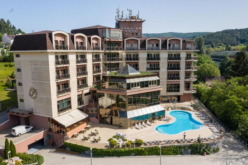 uma vista aérea de um hotel com piscina em Hotel Premier Aqua - Adults Only em Vrdnik