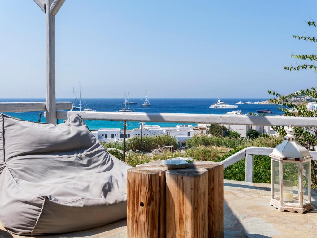 un sofá en un balcón con vistas al océano en BayBees Sea View Residence en Platis Gialos