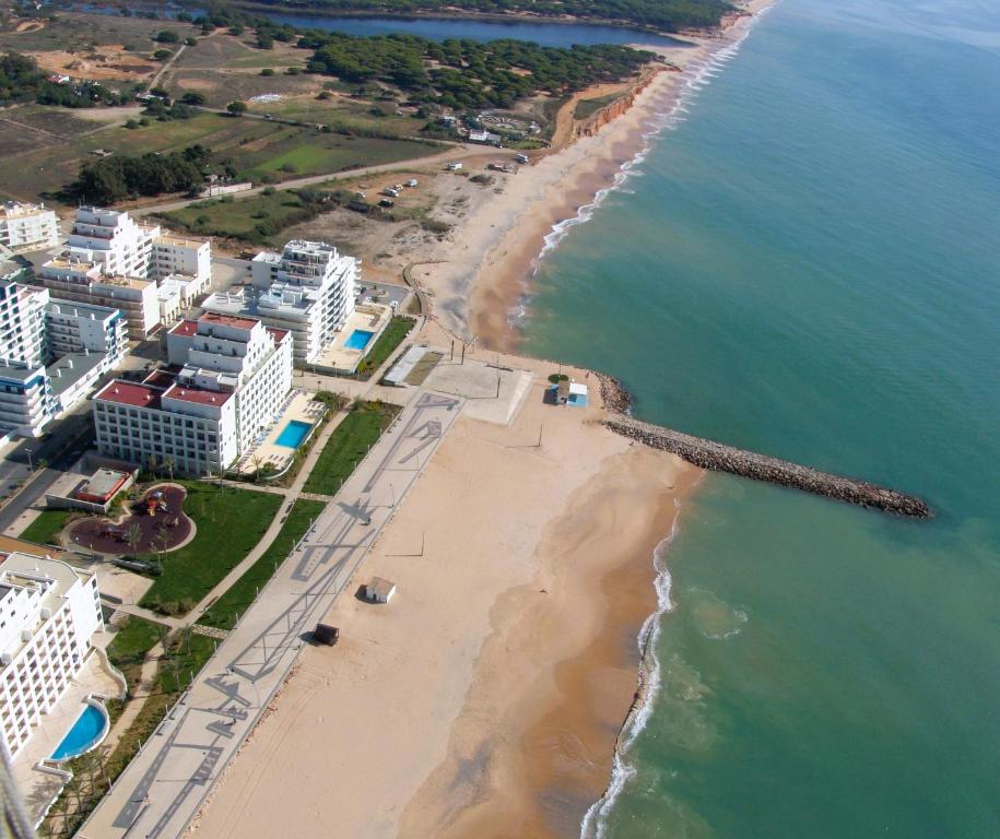 una vista aerea di una spiaggia vicino all'oceano di Apartamentos Carteia a Quarteira