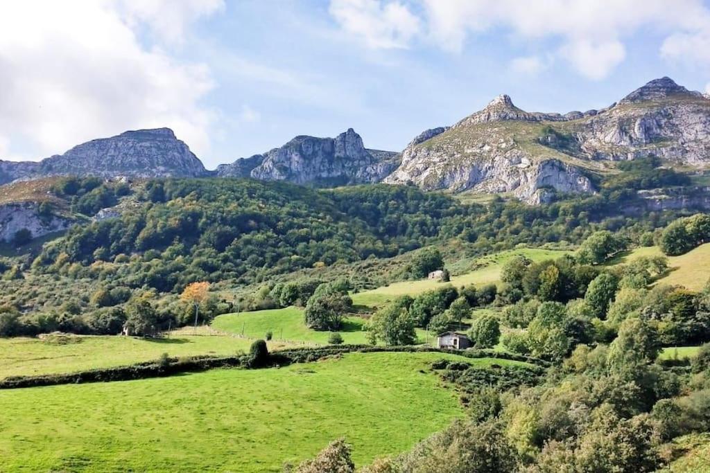 una valle verde con montagne sullo sfondo di Ampuero, Cantabria, RÍO ASÓN. Hasta 6 personas ad Ampuero