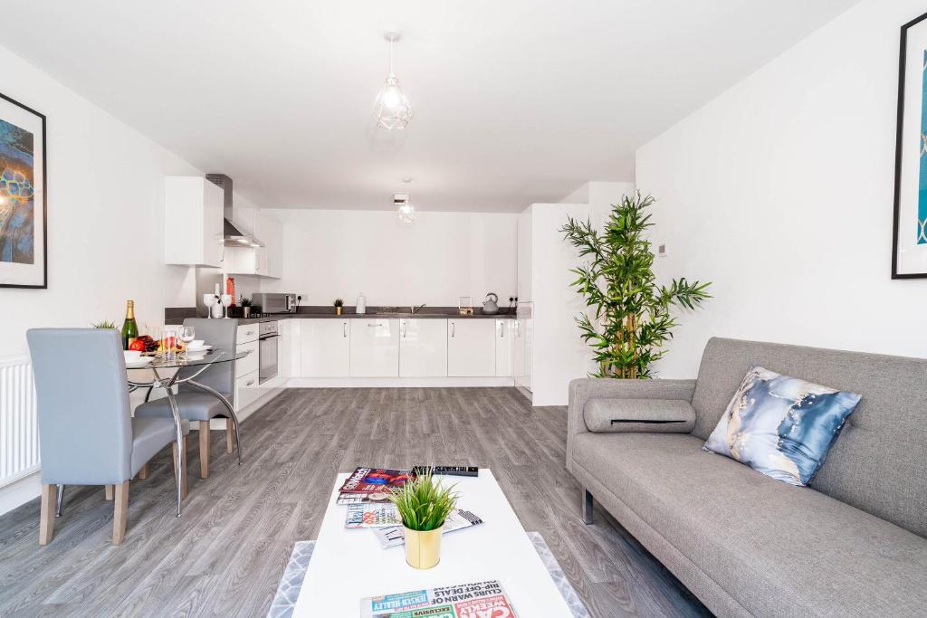 una sala de estar con un sofá y una mesa en Modern Apartment - Twin Beds - Selly Oak - Off-Street Parking - Free Netflix & Wifi 9CC, en Birmingham