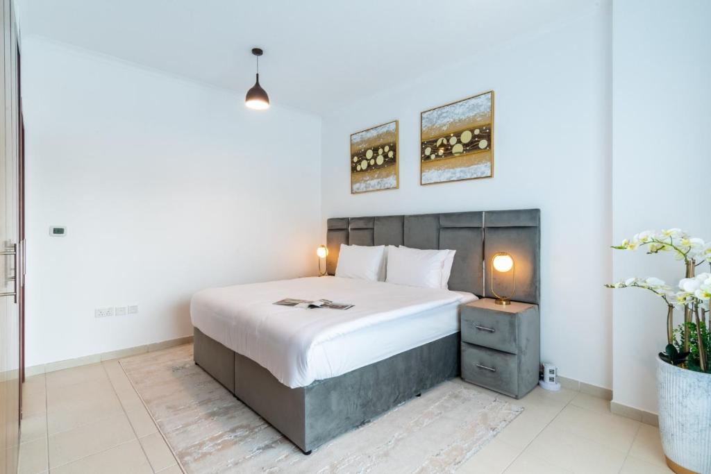 1 dormitorio con 1 cama grande en una habitación en Class Home-Superb 1BR apartment with full Burj Khalifa View-5min walk to Dubai Mall, en Dubái