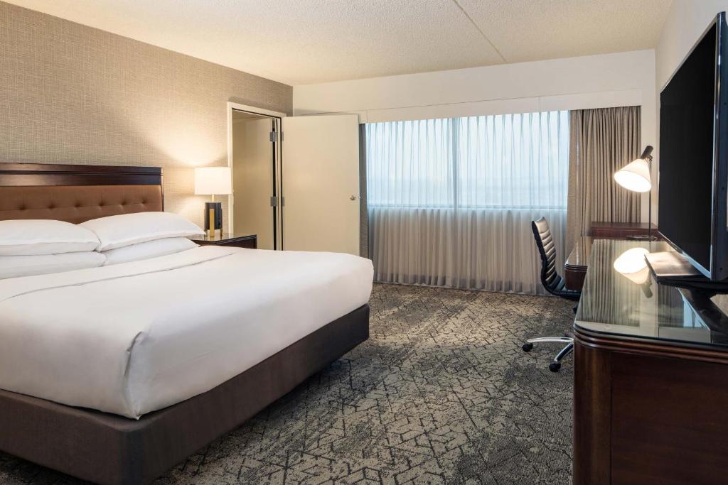 Sheraton Detroit Metro Airport - Nivel De Conserje, Habitación Con Invitados, 1 Rey, Piso Alto
