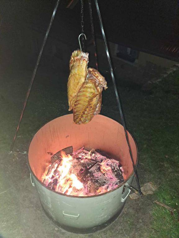 Gril dostupný pro hosty v apartmánu
