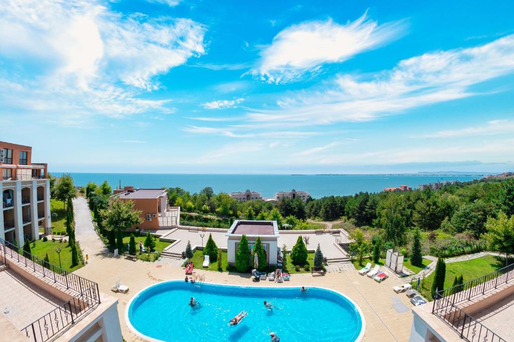 una vista aérea de una gran piscina en un edificio en Sea Fort Club Complex, en Sveti Vlas