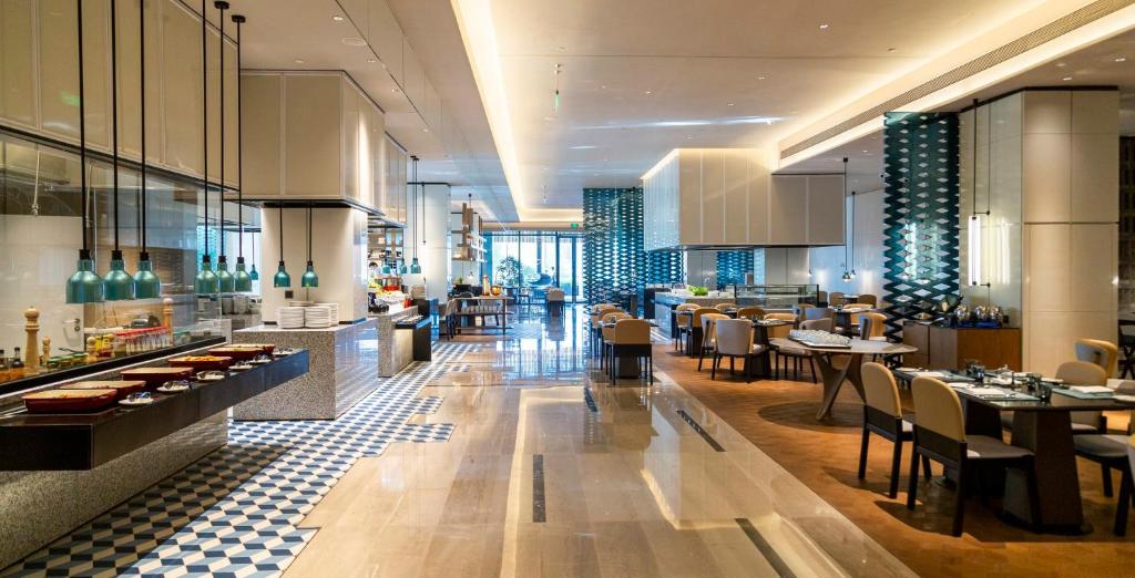 Restaurace v ubytování Crowne Plaza Shenzhen World Exhibition and Convention Center by IHG