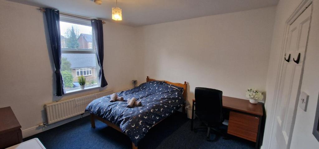 um quarto com uma cama, uma secretária e uma janela em Springvale house em Walkly