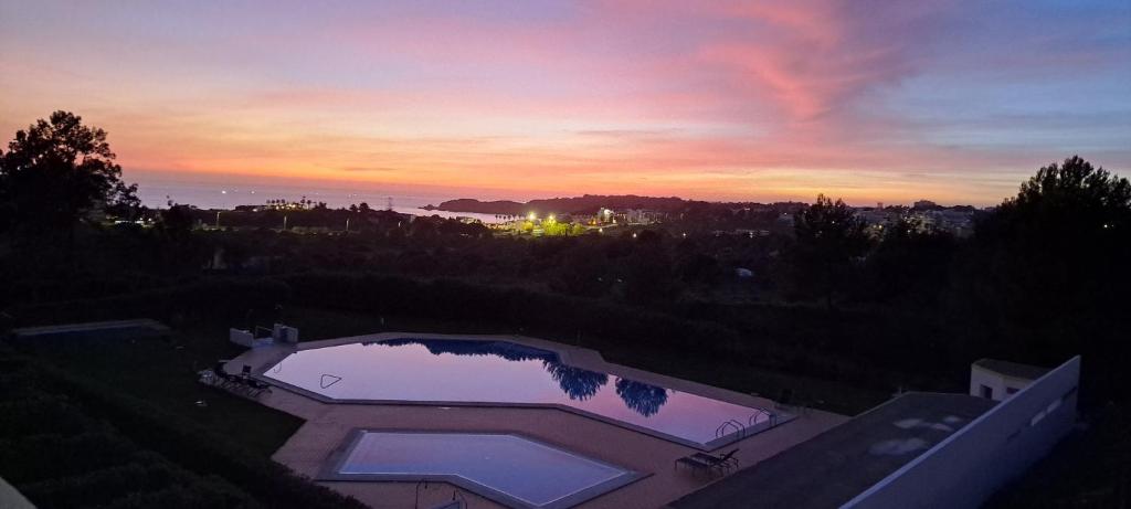 - Vistas a la puesta de sol y a la piscina en Apartamento Mar a Vista, en Portimão