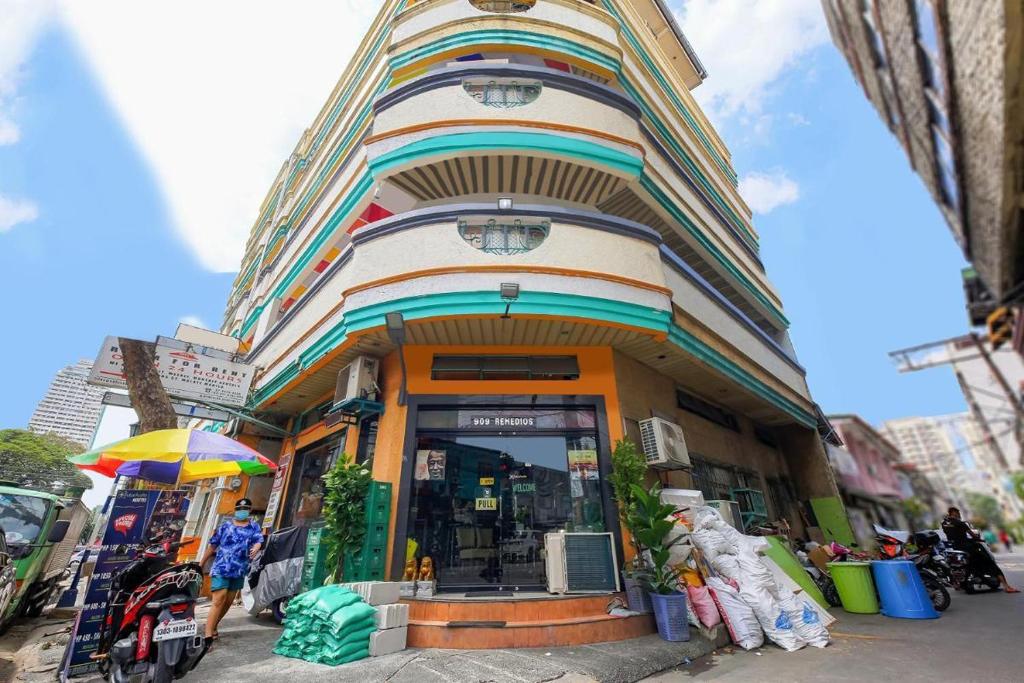 uma loja em frente a um edifício numa rua da cidade em Remedios Hotel em Manila