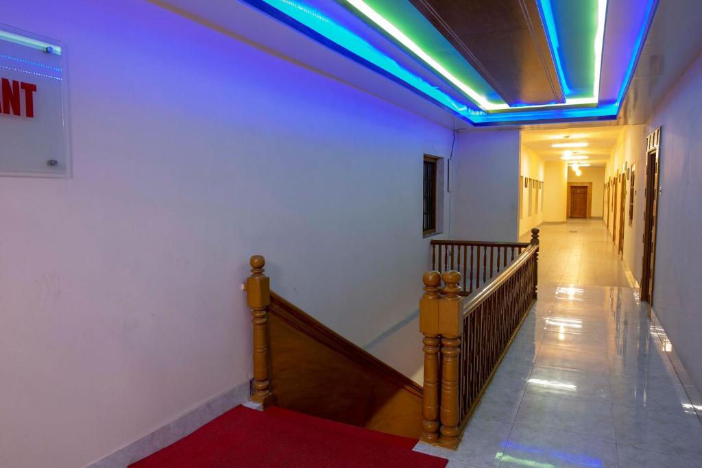 einen Flur mit einer Treppe mit Lichtern an der Decke in der Unterkunft Heritage B.R Hotel Suites and Restaurant in Chittagong