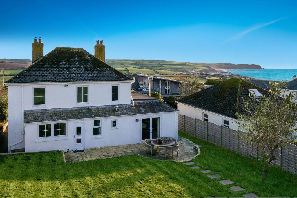 una vista aérea de una casa blanca con patio en Avon Rock, en Kingsbridge