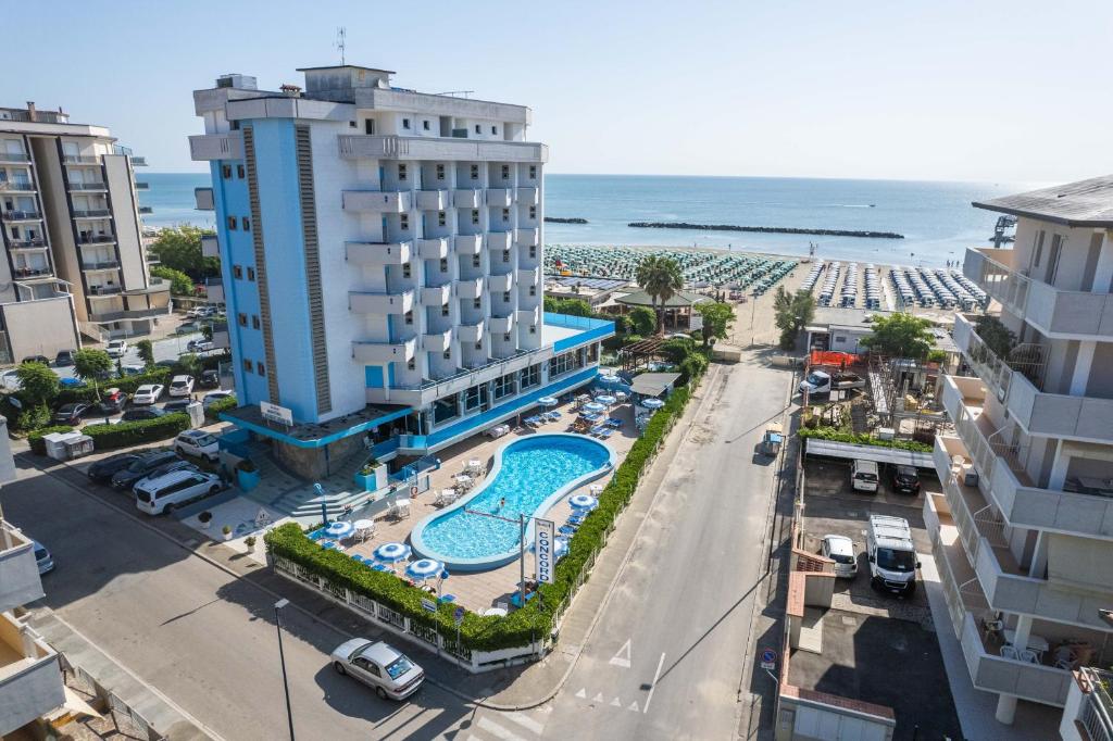 una vista aérea de un hotel y de la playa en Hotel Concord en Lido di Savio