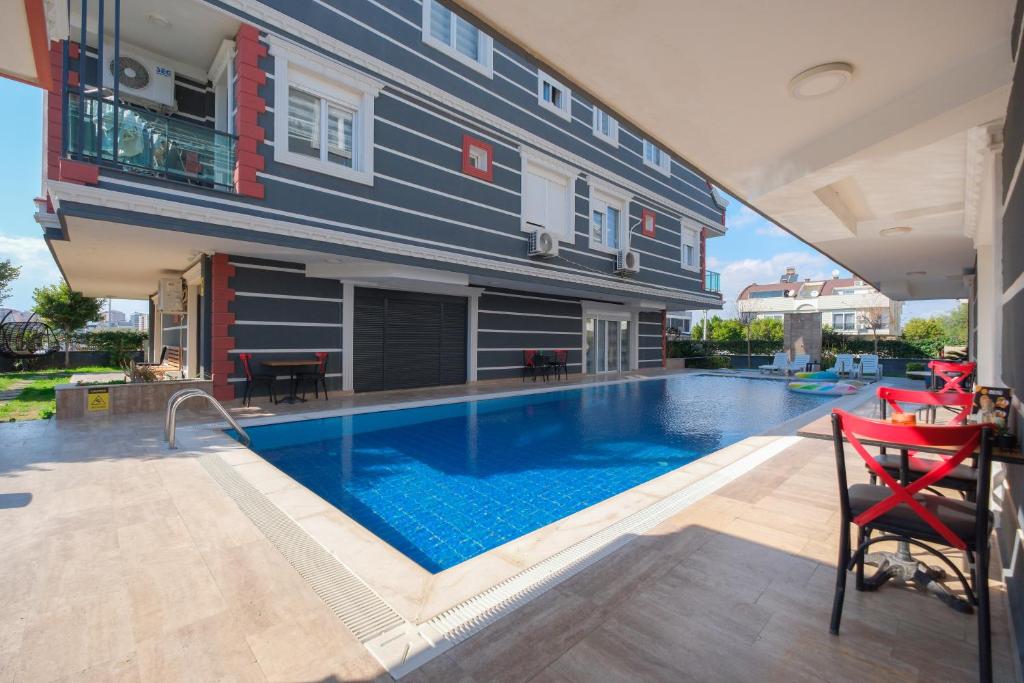 una piscina en el patio trasero de una casa en Avullar Palace Hotel, en Antalya