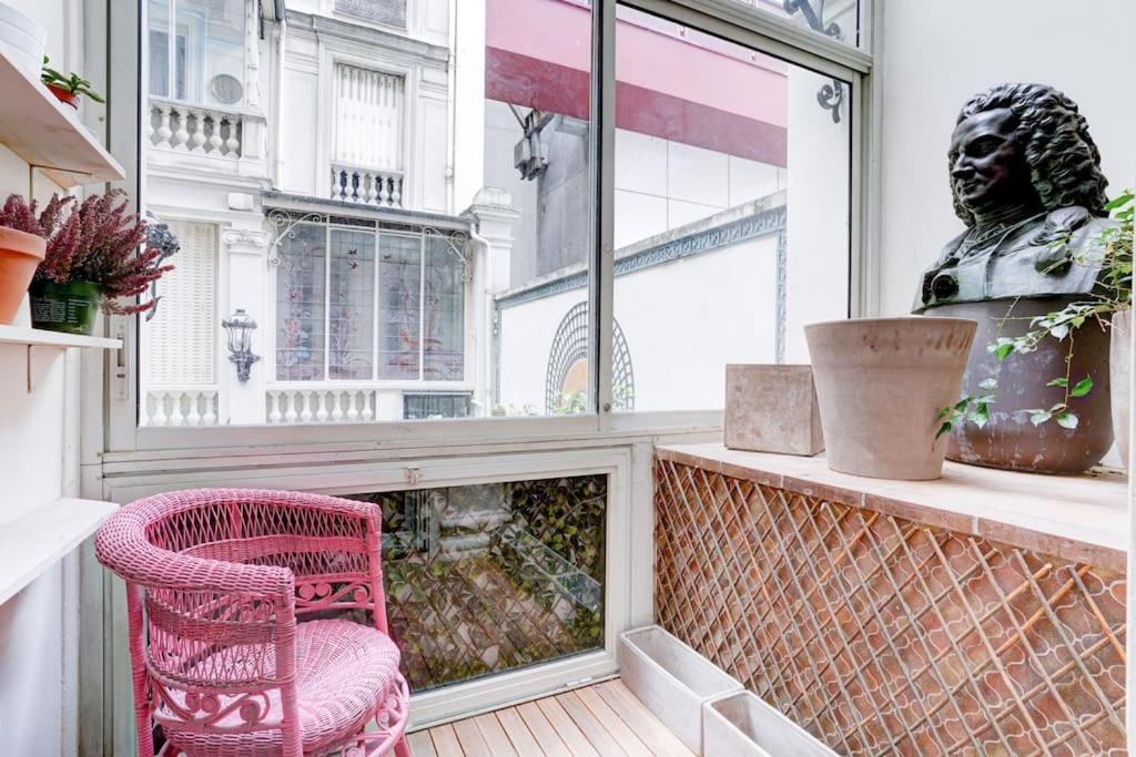 Balkon lub taras w obiekcie Au pied de la tour Eiffel