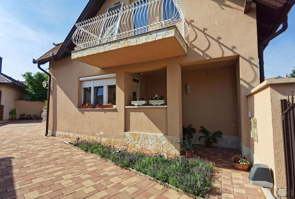 Budova, v ktorej sa apartmán nachádza