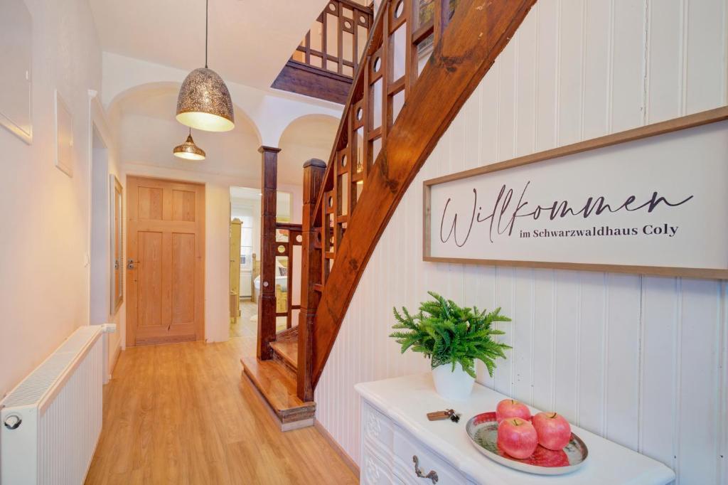 a hallway of a home with a bowl of fruit at Familienglück im Schwarzwaldhaus mit Schlossblick in Neuenbürg