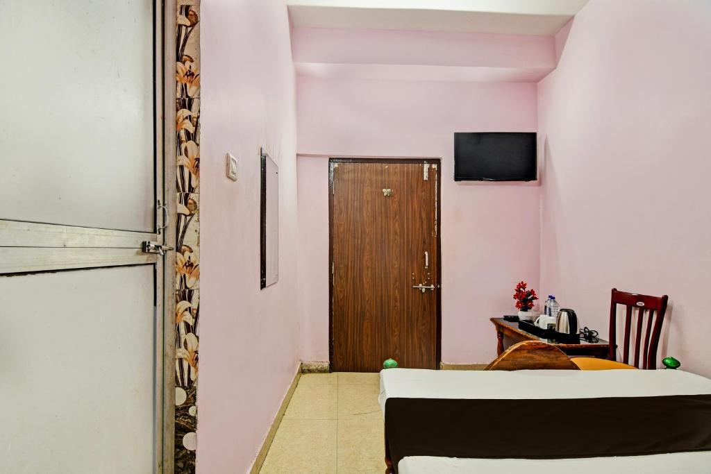 TV a/nebo společenská místnost v ubytování Hotel O Mahalaxmi lodge