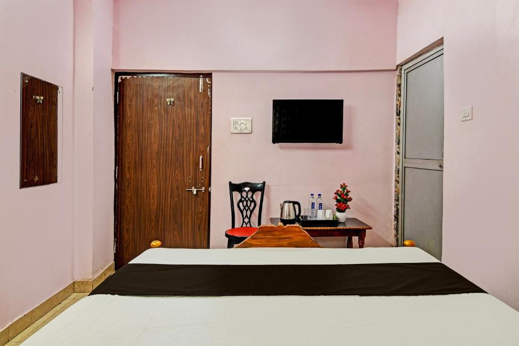 TV a/nebo společenská místnost v ubytování Hotel O Mahalaxmi lodge