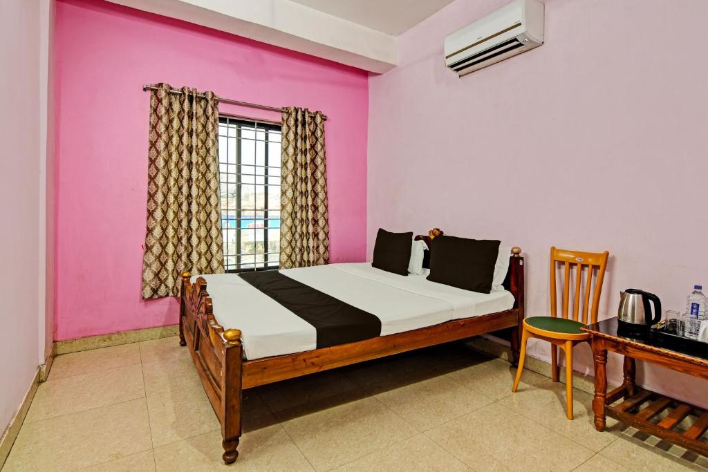Postel nebo postele na pokoji v ubytování Hotel O Mahalaxmi lodge
