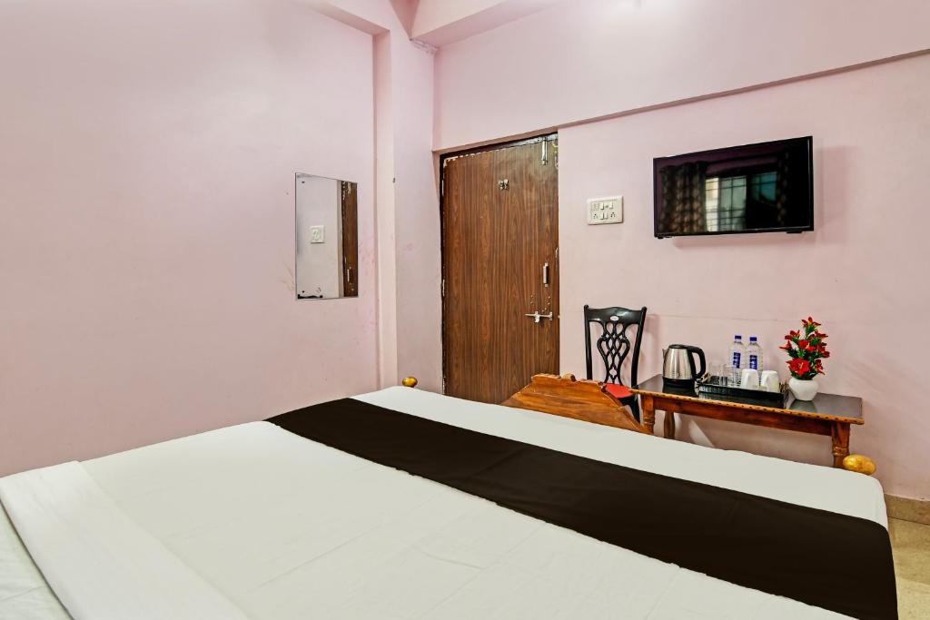 Postel nebo postele na pokoji v ubytování Hotel O Mahalaxmi lodge