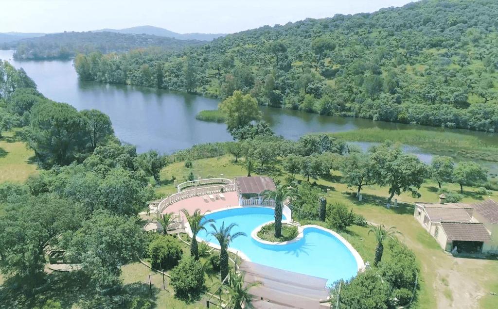 Vista de la piscina de Casa Rural El Lago Cerro Muriano - Reserva de Guadanuño o d'una piscina que hi ha a prop