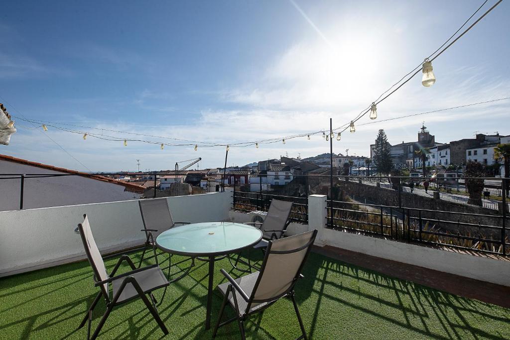 un patio con mesa y sillas en la azotea en La Casa de Leo - El Casar de Leo, en Alburquerque