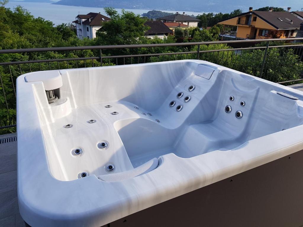 bañera blanca en la parte superior de un balcón en Villa Spa Nipotine, en Cissano