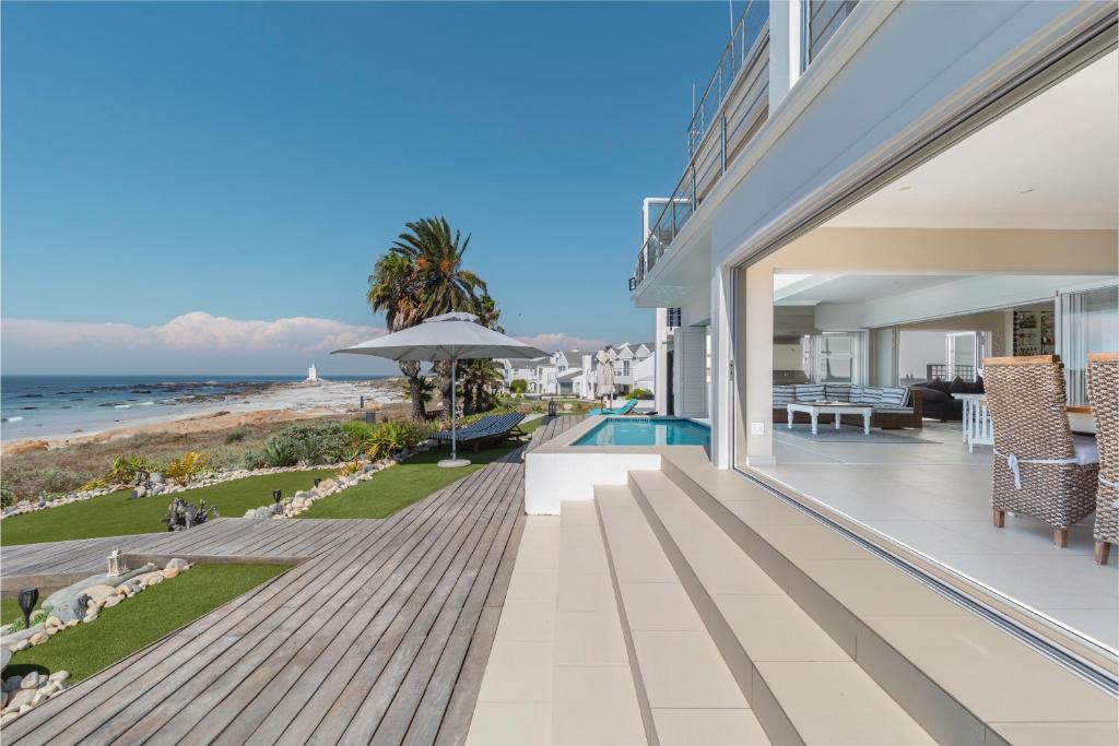 Blick auf den Strand vom Balkon eines Hauses in der Unterkunft Musselcracker Vacation Home in St Helena Bay