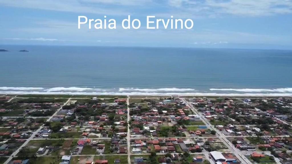 eine Stadt mit den Worten palaia do emivino in der Unterkunft Casa de Veraneio em São Francisco do Sul - Praia do Ervino in São Francisco do Sul