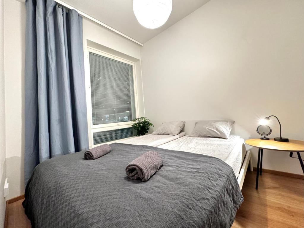 1 dormitorio con 2 camas y ventana en Stay with locals at Tripla (room), en Helsinki