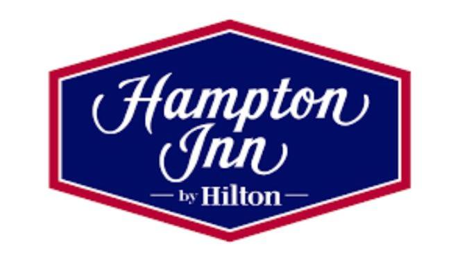 un panneau bleu avec les mots hampton inn dans l'arrière-plan dans l'établissement Hampton Inn & Suites Omaha Un Medical Center Area, à Omaha