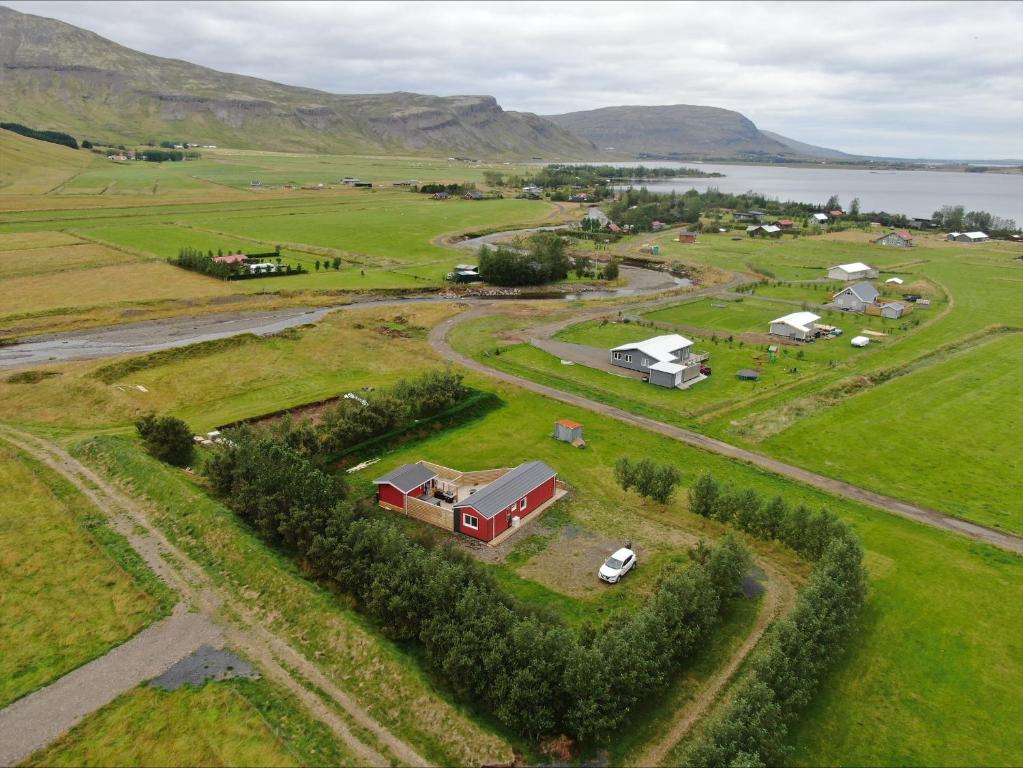 uma vista aérea de uma quinta com uma casa vermelha em Eyjabakki 1 em Reynivellir