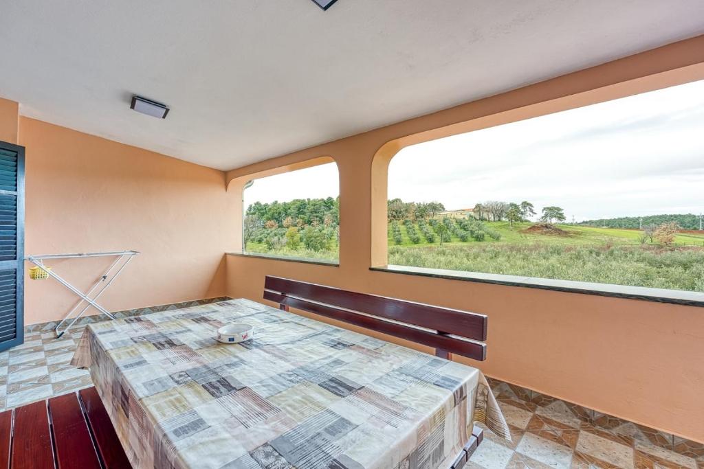 Apartment Cerin with Balcony - Two-Bedroom Apartment