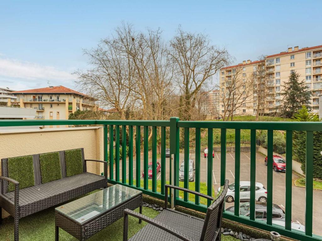 a balcony with two chairs and a bench and a street at Bel Apt Moderne, 1 Chambre, Balcon, Ascenseur, Parking, Proche Commerces, 10 min Plages - FR-1-3-521 in Anglet