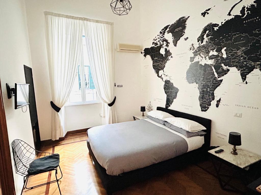 - une chambre avec une grande carte du monde sur le mur dans l'établissement B&B Gelsomina Apartment, à Rome