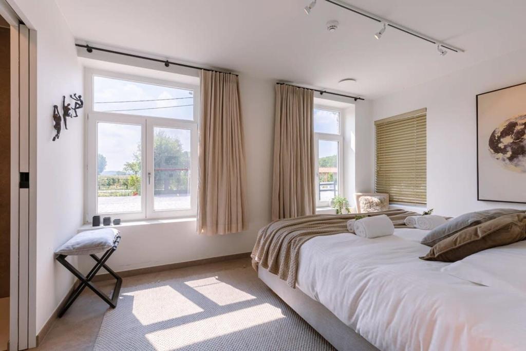 1 dormitorio con 2 camas y 2 ventanas en Lord - Charming double room at ranch "De Blauwe Zaal" en Bruges