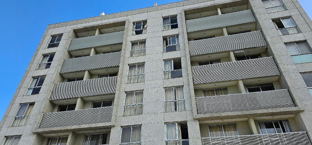um edifício de cimento alto com muitas janelas em Option Full Service Residence no Rio de Janeiro
