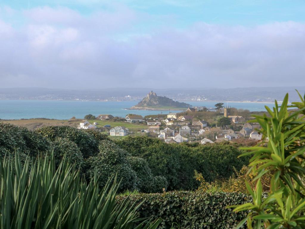 a small town with a view of the ocean at An Skyber in Penzance