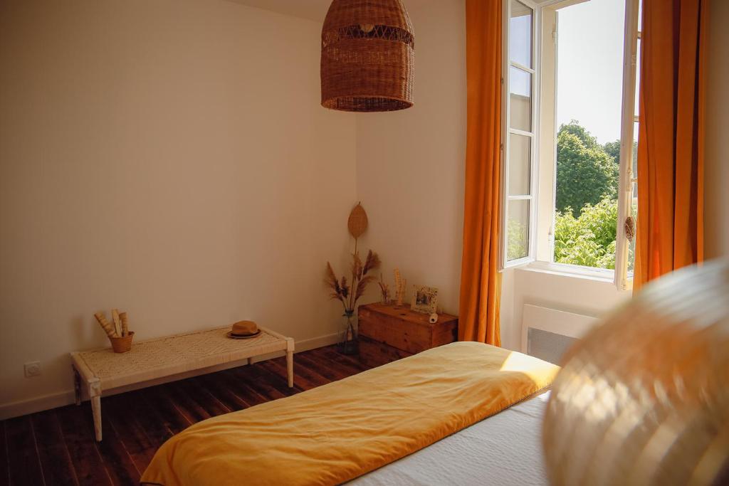 sypialnia z łóżkiem i oknem w obiekcie Maison 15 w mieście Sauternes