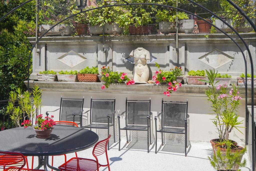 a patio with a table and chairs and flowers at Family apartment with Terrace in Venice