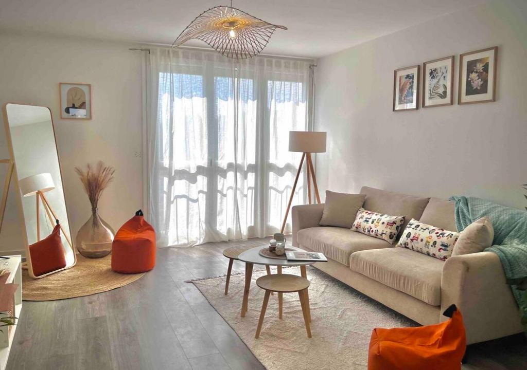 ein Wohnzimmer mit einem Sofa und einem Tisch in der Unterkunft Europe in Montargis