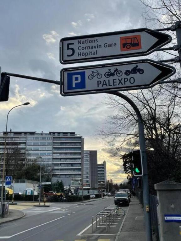 un cartello stradale su un palo in una strada di città di ONU - PALEXPO-AEROPORT Genève a Ginevra