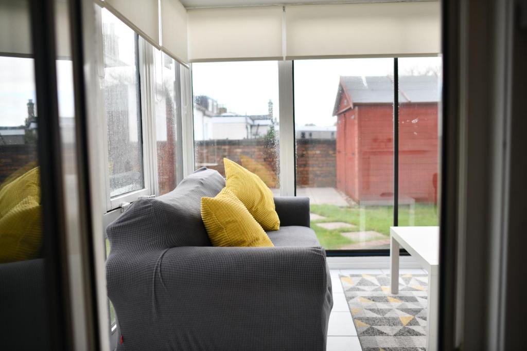 Posezení v ubytování The Prestwick Pad