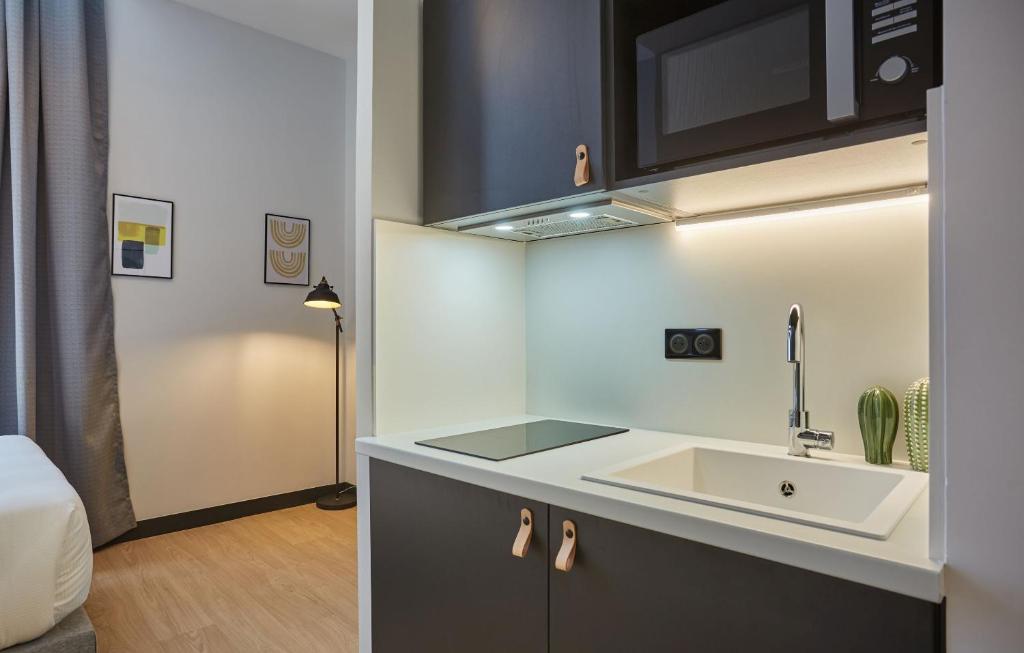 Kuchyň nebo kuchyňský kout v ubytování Appart'hôtel Odalys City - Nîmes Arènes - Palais des Congrès